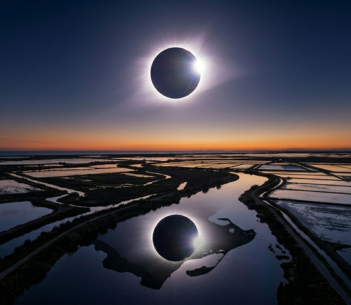 eclipse solar en el detelbre el 12 de agosto-iamgen generada con IA